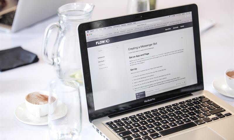 Ordinateur portable affichant un site web, posé sur une table