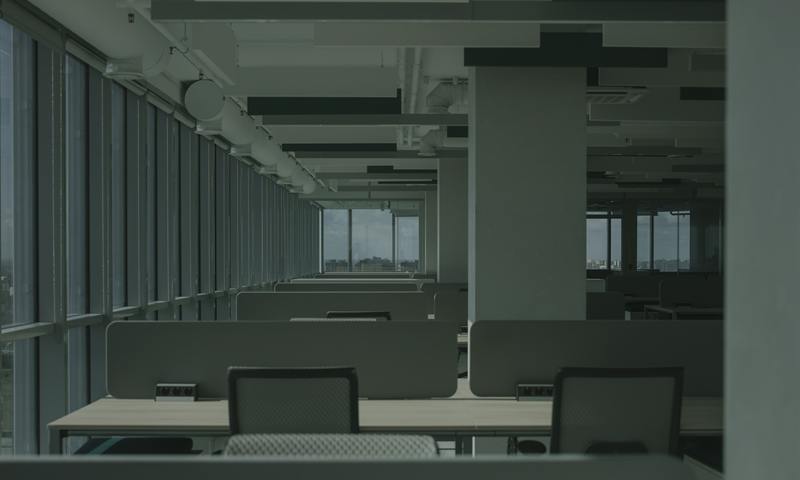 Open space de bureaux vide, illustrant l'absence de clients